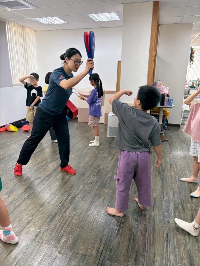 小刀老師帶領現場防身術訓練