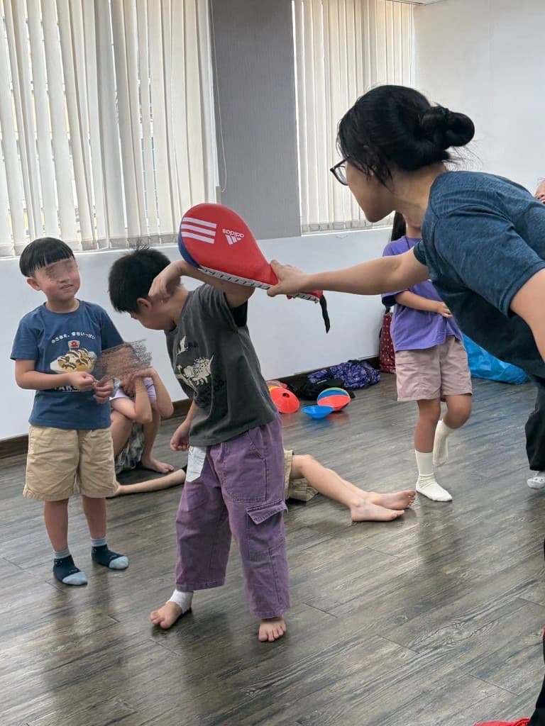 幼兒與兒童防身術訓練現場:孩子在練習格擋